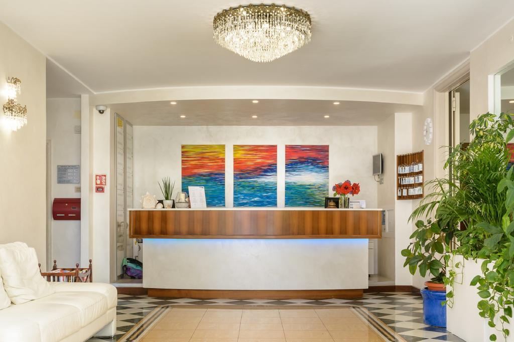 Hotel Croce Di Malta Lignano Sabbiadoro Exterior photo