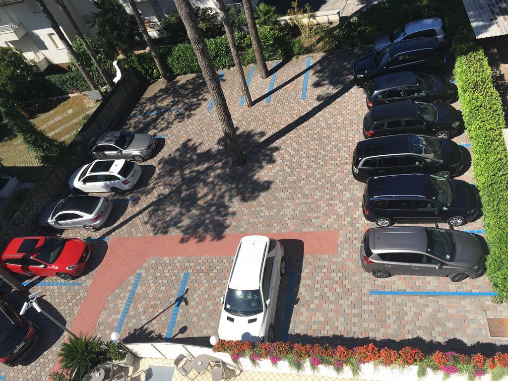 Hotel Croce Di Malta Lignano Sabbiadoro Exterior photo